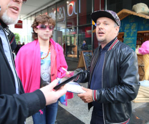Trzaskowski rozpoczął zbiórkę podpisów w centrum Warszawy