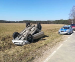 Toyota RAV4 dachowała w rowie! Kierowca był pijany i miał sądowy zakaz kierowania pojazdami