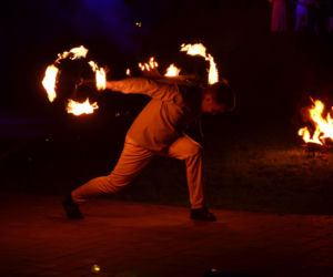 Pokaz fireshow w wykonaniu tancerzy i tancerek Teatru Ognia „Mantra” z Makowa Mazowieckiego