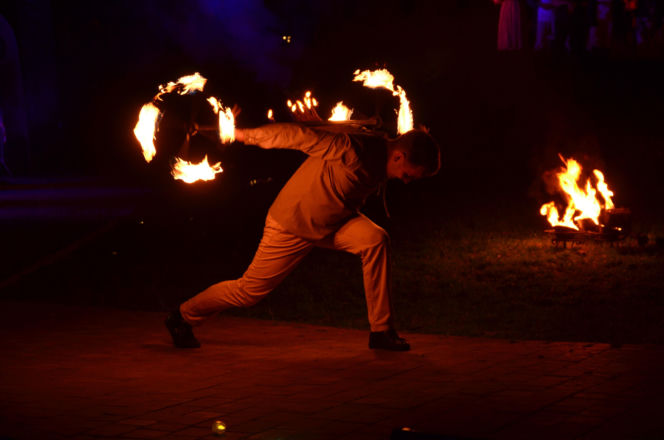 Pokaz fireshow w wykonaniu tancerzy i tancerek Teatru Ognia „Mantra” z Makowa Mazowieckiego