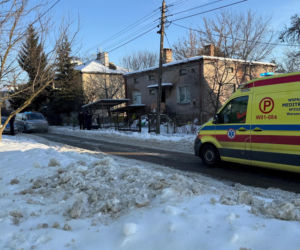 Wstrząsające odkrycie w zrujnowanym domu w Ursusie. Dwa zamarznięte ciała na łóżkach