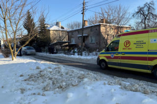 Wstrząsające odkrycie w zrujnowanym domu w Ursusie. Dwa zamarznięte ciała na łóżkach