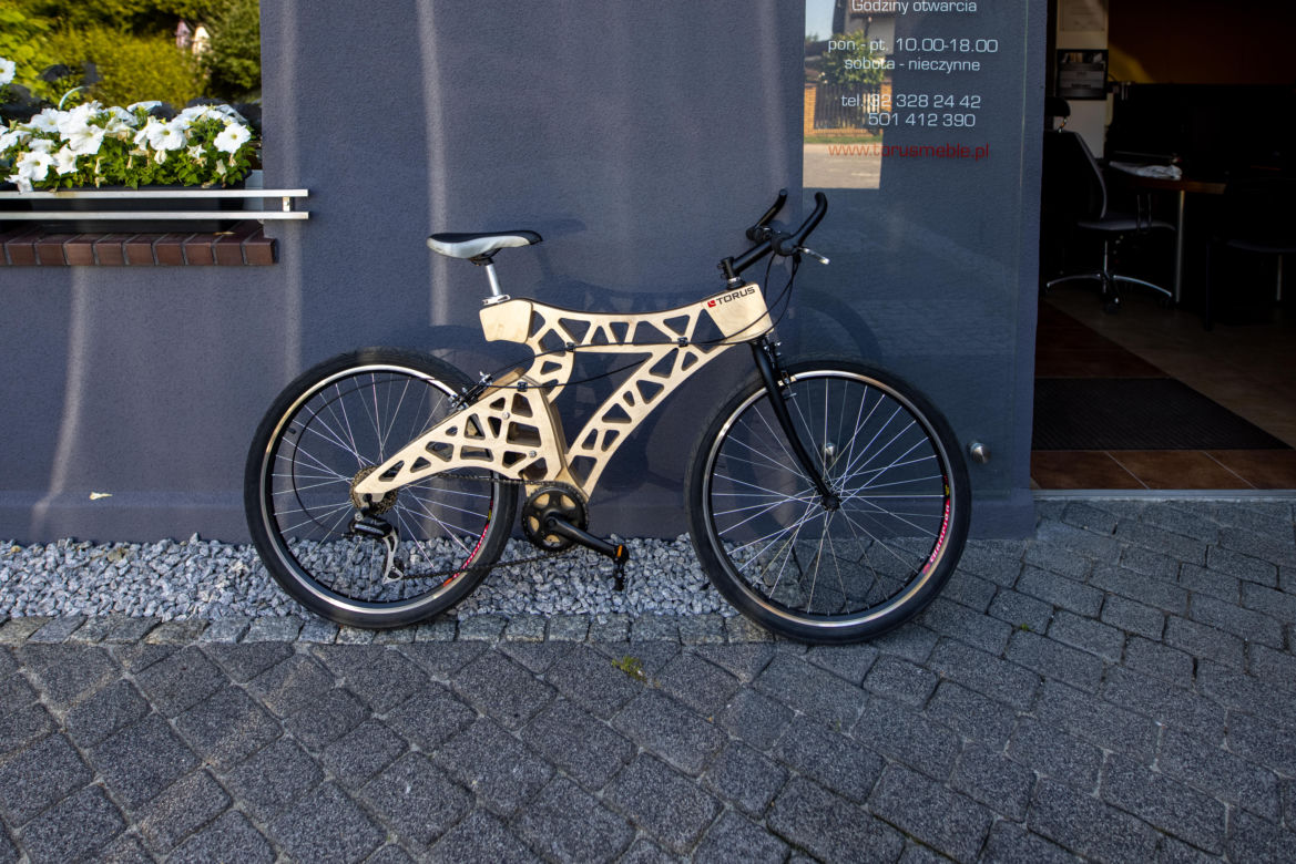 Niekonwencjonalna rama roweru ze sklejki. Stworzyli ją 18-latkowie z Tychów