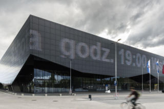 Jest modernistycznym kontrastem dla historycznej starówki Torunia. Stanęła na dawnym terenie wojskowym, a gdy ją budowano, splajtował wykonawca -  Arena Toruń przeszła modernizację