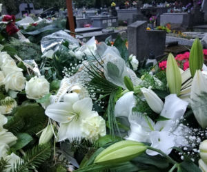 Tragedia w Salisbury. Zamordowane kobiety pochowane w Tarnowie. Grobu nie widać spod kwiatów