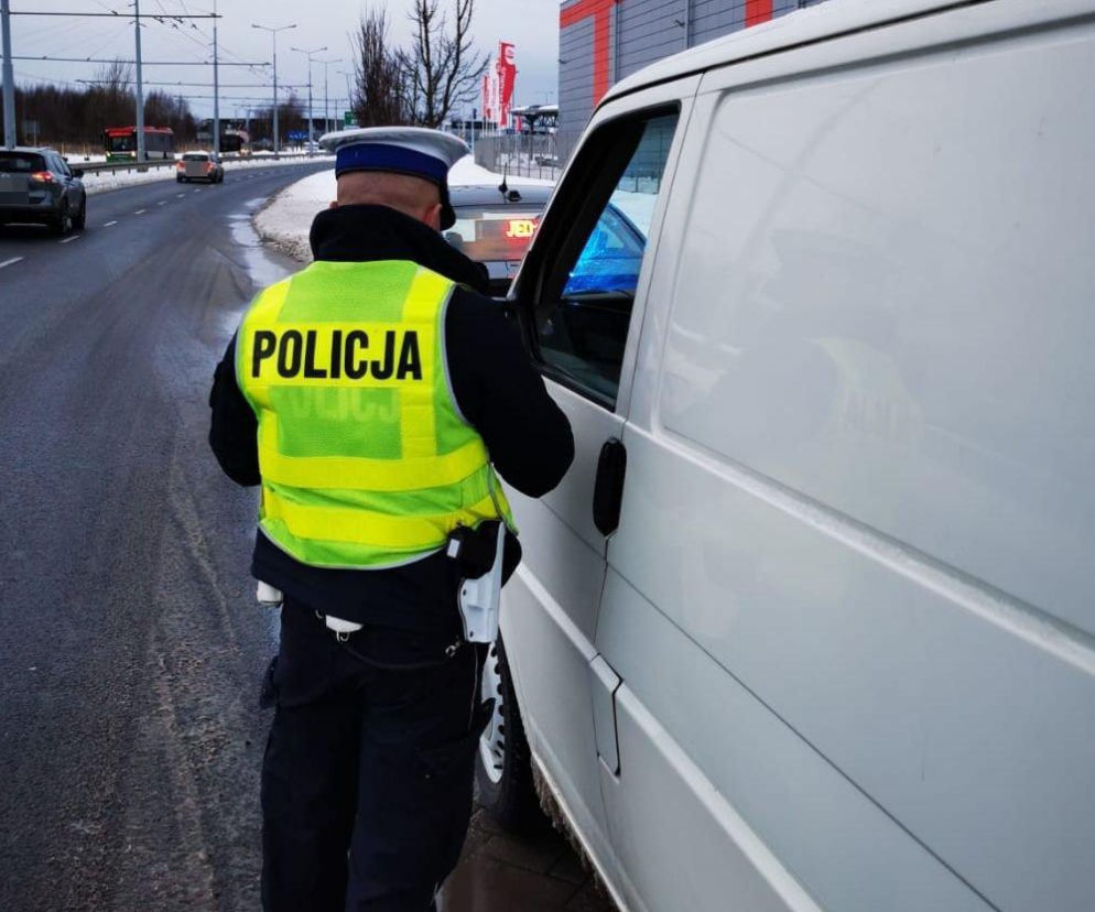 Trwa długi weekend. Nad bezpieczeństwem na drogach czuwają policjanci