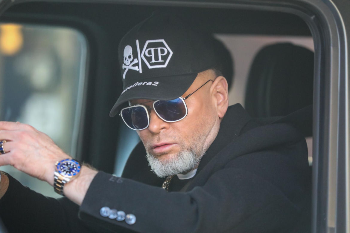 Pancerny gigant odstawił syna Rutkowskiego do szkoły!