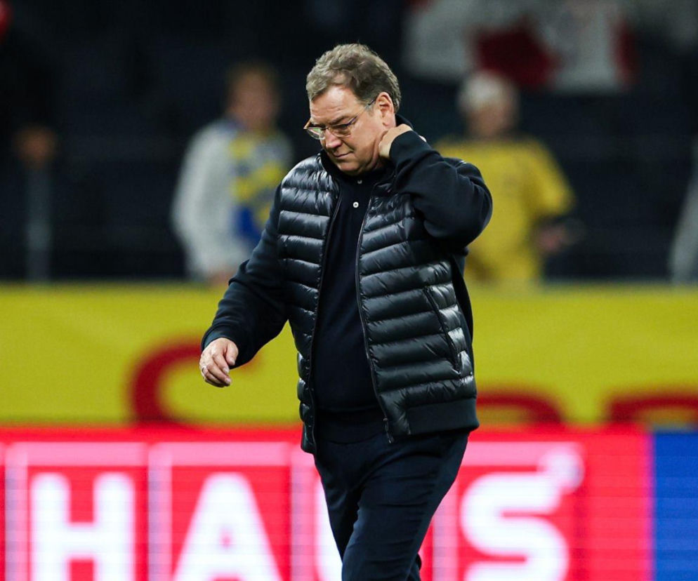 Zamyślony trener Jan Urban trzyma się za kark po meczu ze Szwecją. O jego przyszłości przeczytasz na SE Supersport.