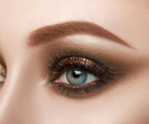 Masz 15 min i ważne wyjście? Postaw na smoky eye i czerwoną szminkę, które zawsze są w modzie