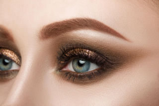 Masz 15 min i ważne wyjście? Postaw na smoky eye i czerwoną szminkę, które zawsze są w modzie
