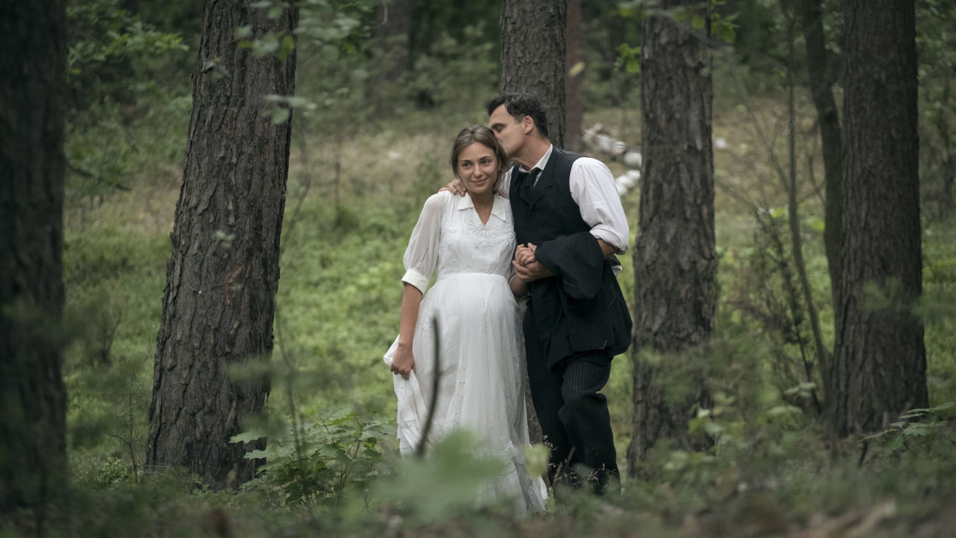 Stulecie Winnych 1 sezon odc. 1. Stanisław (Jan Wieczorkowski), Katarzyna (Zuzanna Lit)
