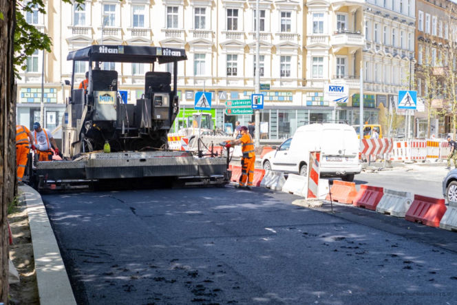 Asfaltowanie placu Zwycięstwa