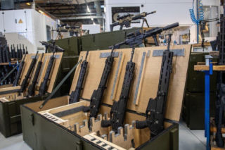 Dwie delegacje w Fabryce Broni „Łucznik”. MON i BBN mówią o ważnych rozmowach