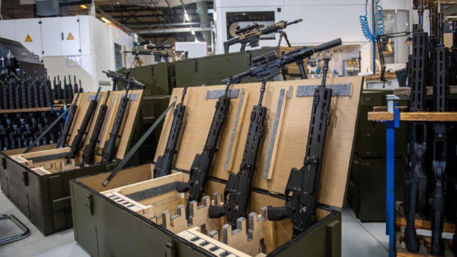 Dwie delegacje w Fabryce Broni „Łucznik”. MON i BBN mówią o ważnych rozmowach