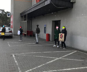 Mieszkanki Otwocka protestują w kolejce do sklepu