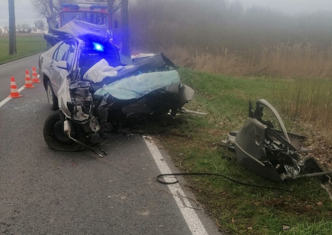 Ford roztrzaskał się na drzewie. 27-letni legniczanin zginął na miejscu