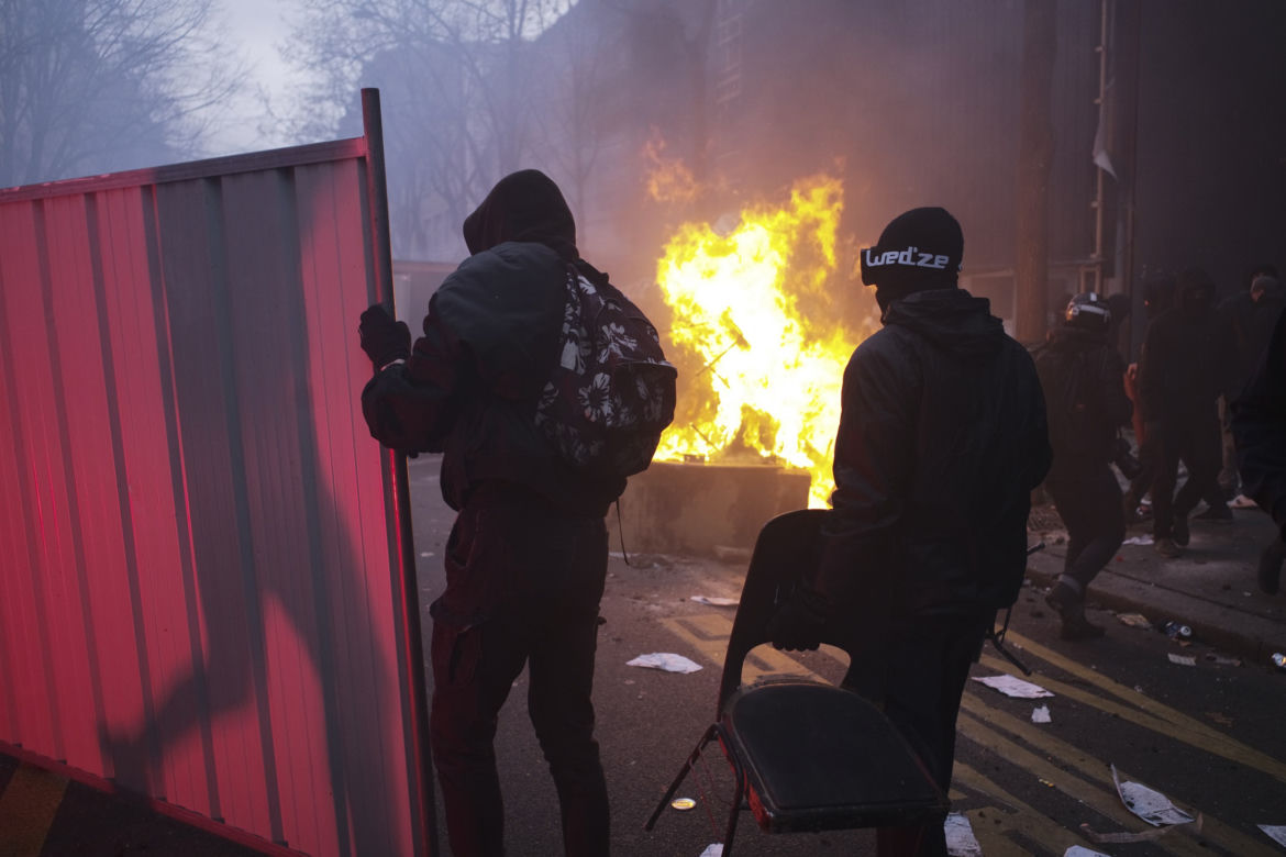 Francja płonie! Wielki atak na policję, dziesiątki rannych