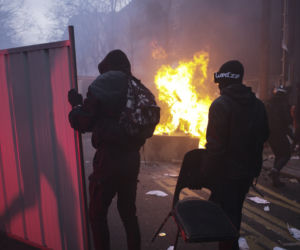 Francja płonie! Wielki atak na policję, dziesiątki rannych