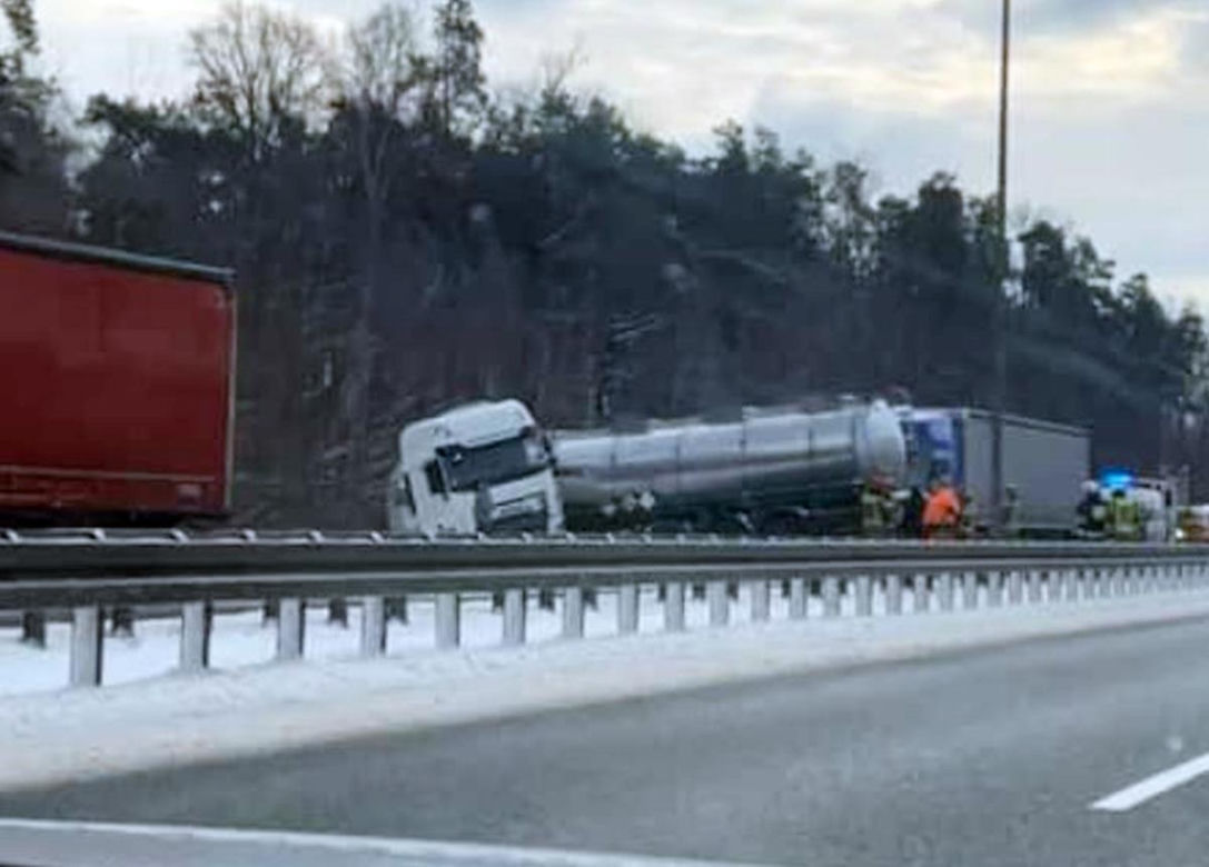 Wypadek na autostradzie A4. Trasa jest oblodzona