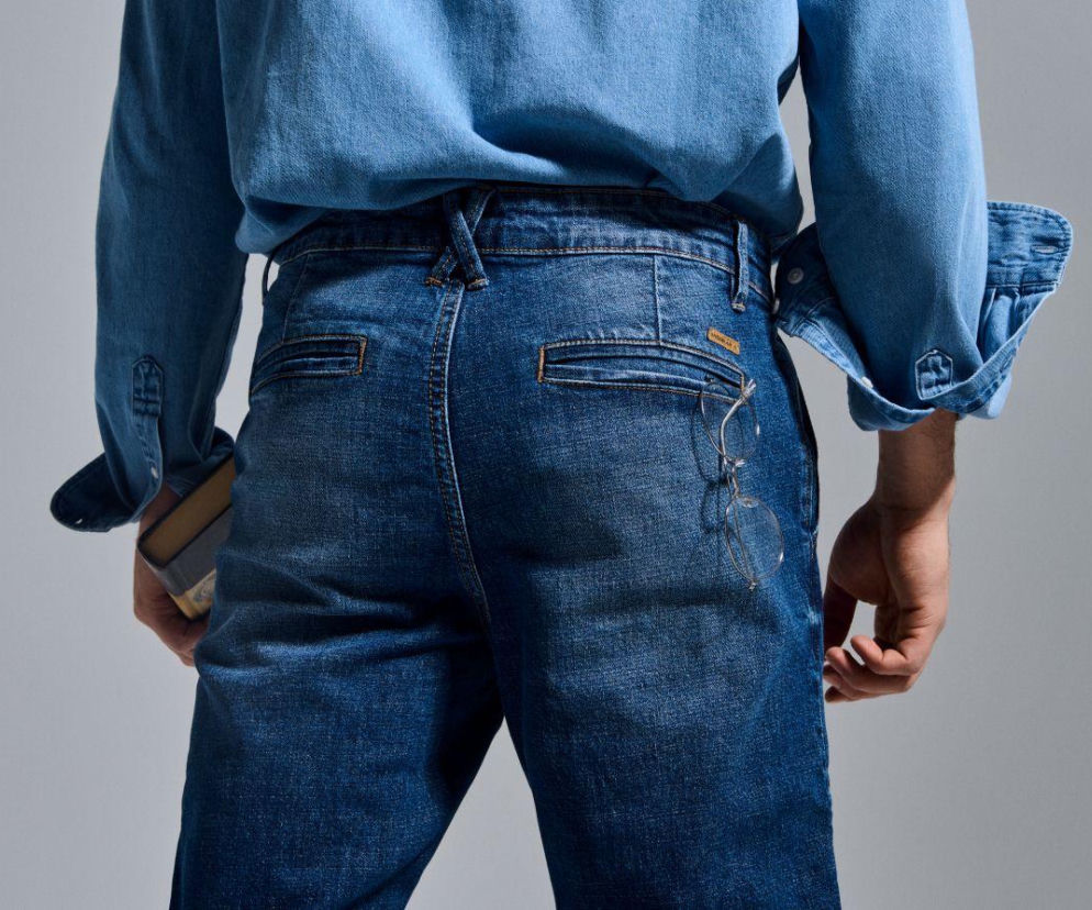 Jeansy męskie o kroju Regular Fit - dlaczego klasyka z prostą nogawką wraca do łask?