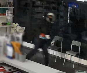 Włamanie do weterynarza koło Torunia. Rozpoznajesz sprawców? Szuka ich policja!