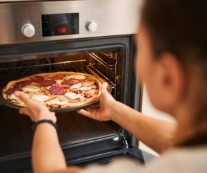 Cyfry obok blachy w piekarniku to nie są zwykłe symbole. Ułatwiają pieczenie i mają wpływ na jakość wypieków. Funkcje piekarnika