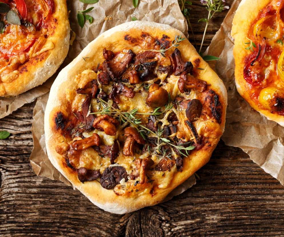 Mini pizze z sosem dyniowymi i kurkami - absolutnie wegańskie