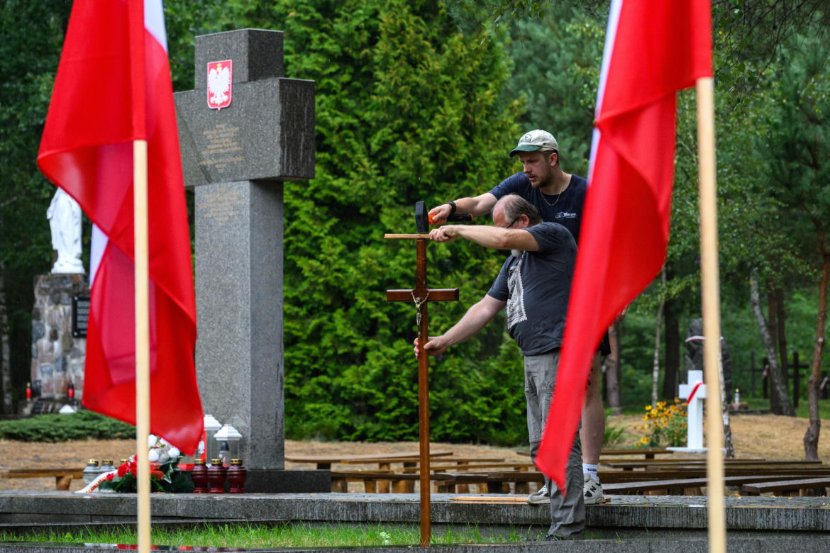 Pogrzeb ofiar zbrodni wołyńskiej w Ostrówkach