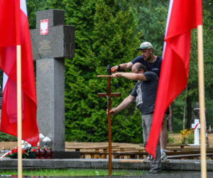 Pogrzeb ofiar zbrodni wołyńskiej w Ostrówkach