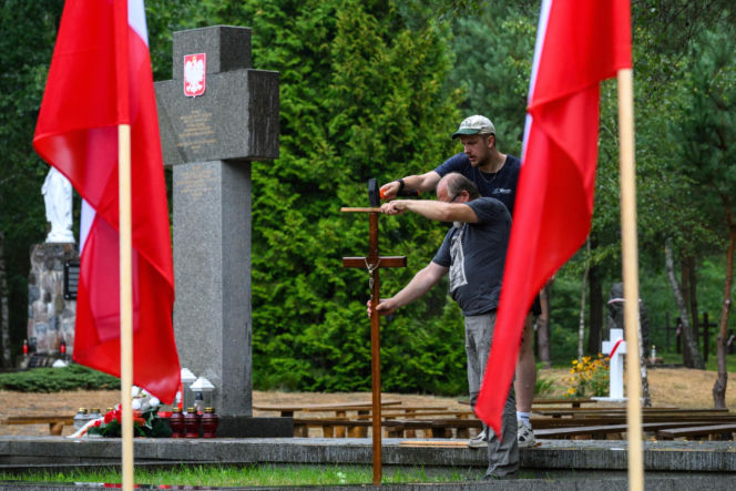 Pogrzeb ofiar zbrodni wołyńskiej w Ostrówkach