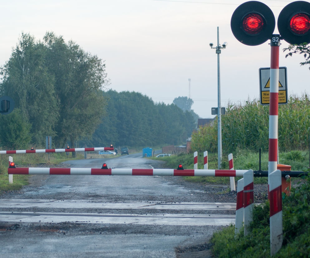 Tragiczny wypadek w Kaliszkach. Auto wjechało pod pociąg. Jedna osoba nie żyje