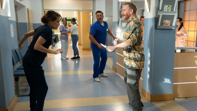 Na dobre i na złe odc. 975. Julka Burska (Aleksandra Hamkało), nożownik  Bartłomiej (Krzysztof Ogłoza)