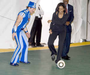Michelle Obama gania za piłką 