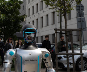 Niewiarygodne sceny. Roboty krzyczą w Warszawie, a minister alarmuje: mamy się czego obawiać!