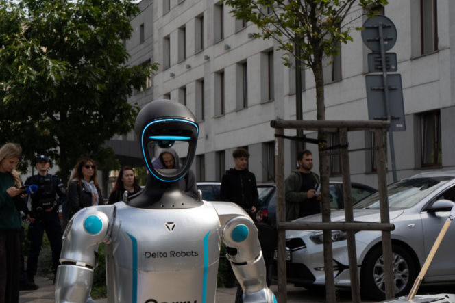 Niewiarygodne sceny. Roboty "krzyczą" w Warszawie, a minister alarmuje: "mamy się czego obawiać!"