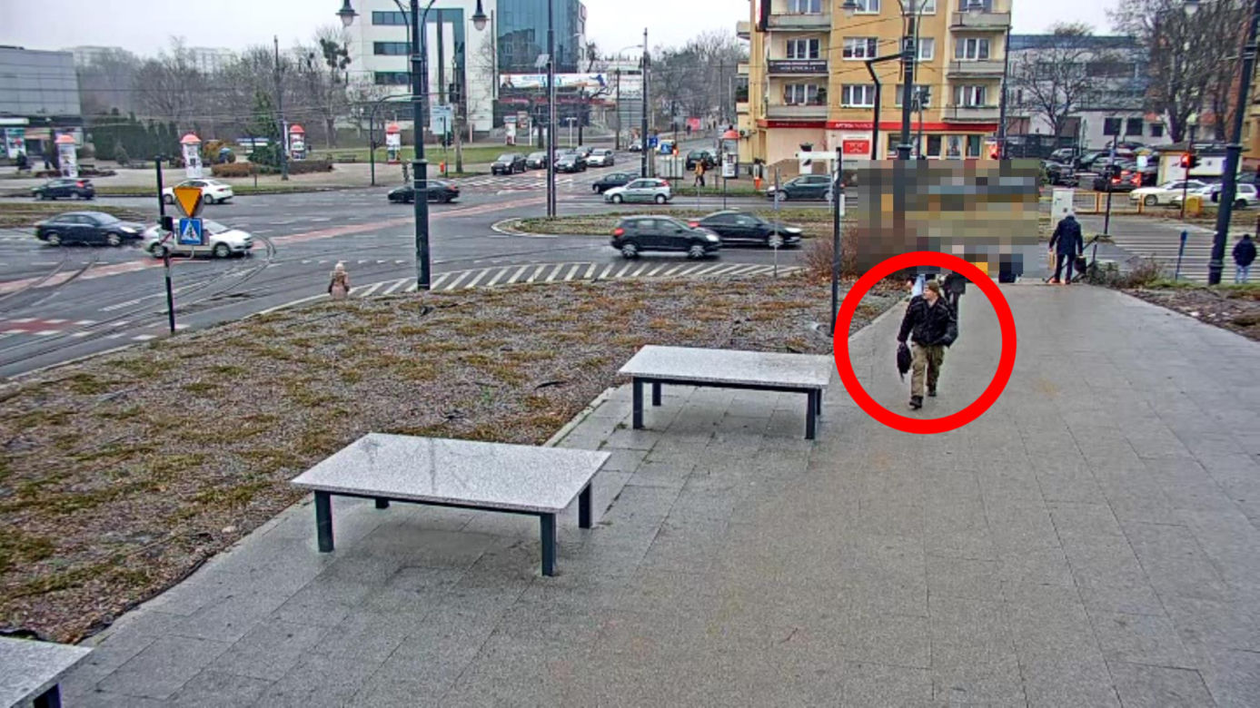 Damski bokser zaatakował kobietę w centrum Torunia. Policja prosi o pomoc