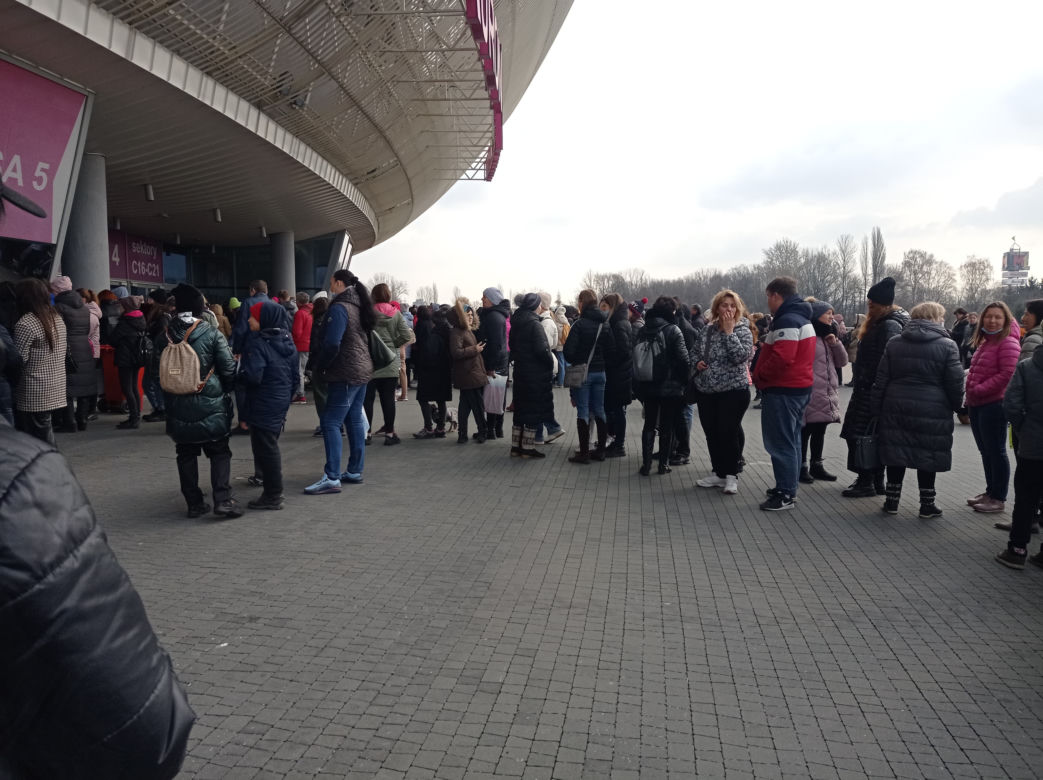 Tłumy przed centrum obsługi uchodźców zlokalizowanym w TAURON Arenie w Krakowie