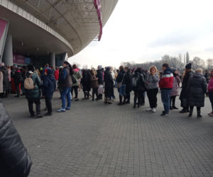 Tłumy przed centrum obsługi uchodźców zlokalizowanym w TAURON Arenie w Krakowie