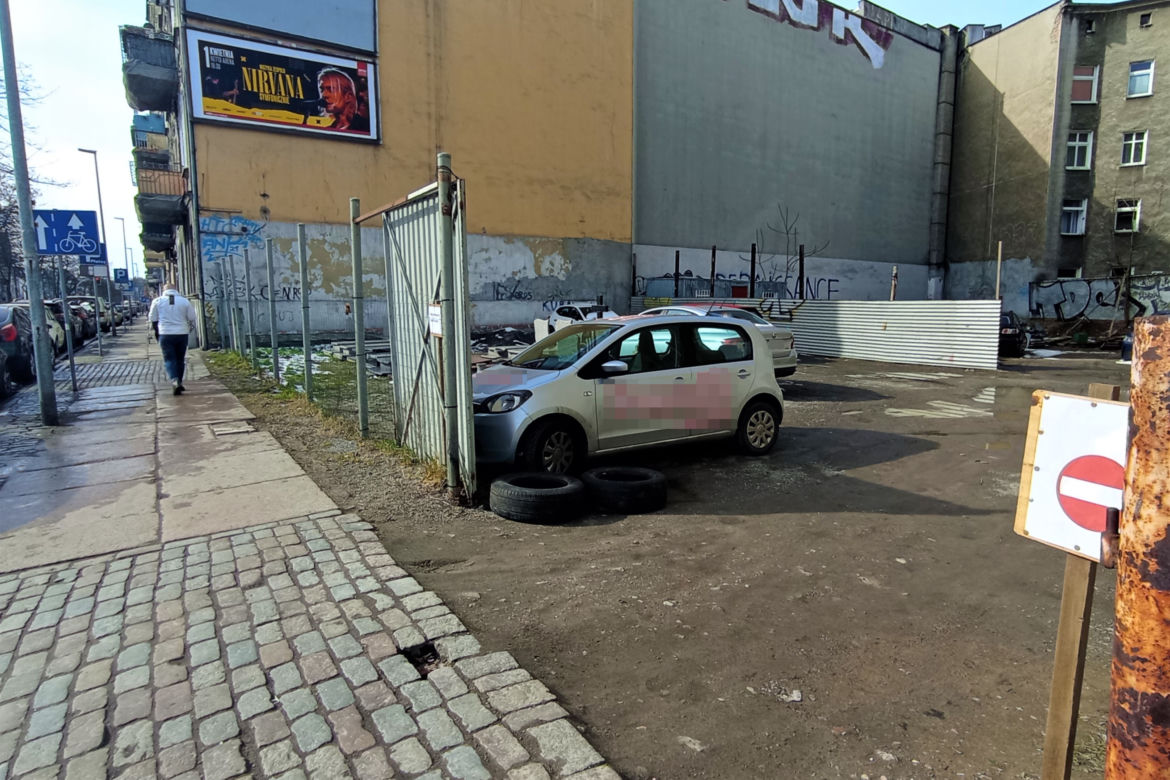 Wystawa nagrobków straszy w centrum Szczecina