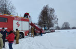 Jak uratować człowieka, gdy załamie się pod nim lód? Strażacy ćwiczyli różne scenariusze