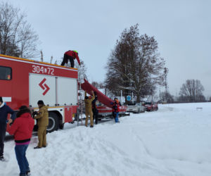 Jak uratować człowieka, gdy załamie się pod nim lód? Strażacy ćwiczyli różne scenariusze