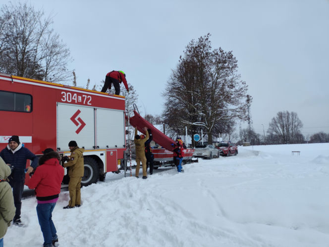 Jak uratować człowieka, gdy załamie się pod nim lód? Strażacy ćwiczyli różne scenariusze