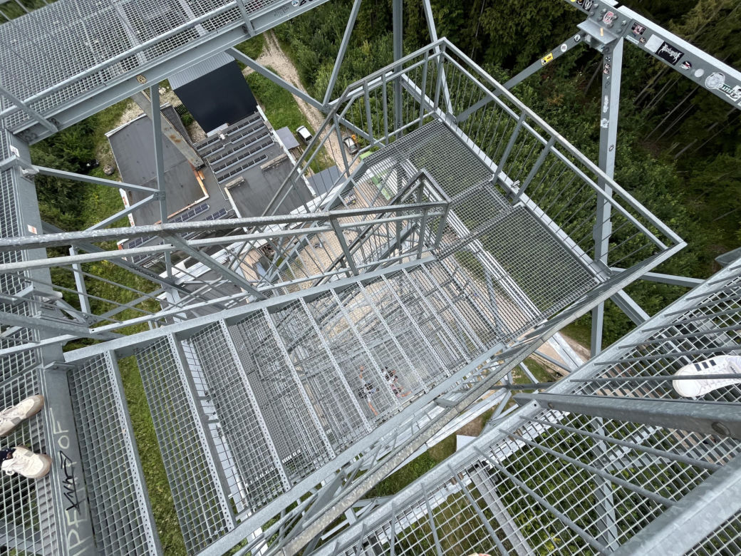   To najwyższa wieża widokowa w warmińsko-mazurskim. Trzeba pokonać niemal 200 schodów. Zobacz zdjęcia