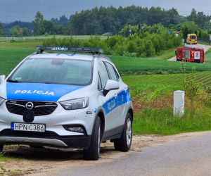 Ogień został szybko opanowany przez strażaków i nie zagroził pobliskim budynkom, jednak zdarzenie zakończyło się dramatycznie dla jednego z mężczyzn przebywających na miejscu