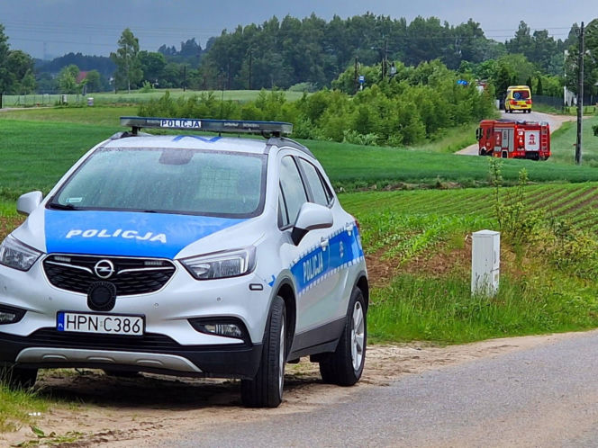 Ogień został szybko opanowany przez strażaków i nie zagroził pobliskim budynkom, jednak zdarzenie zakończyło się dramatycznie dla jednego z mężczyzn przebywających na miejscu