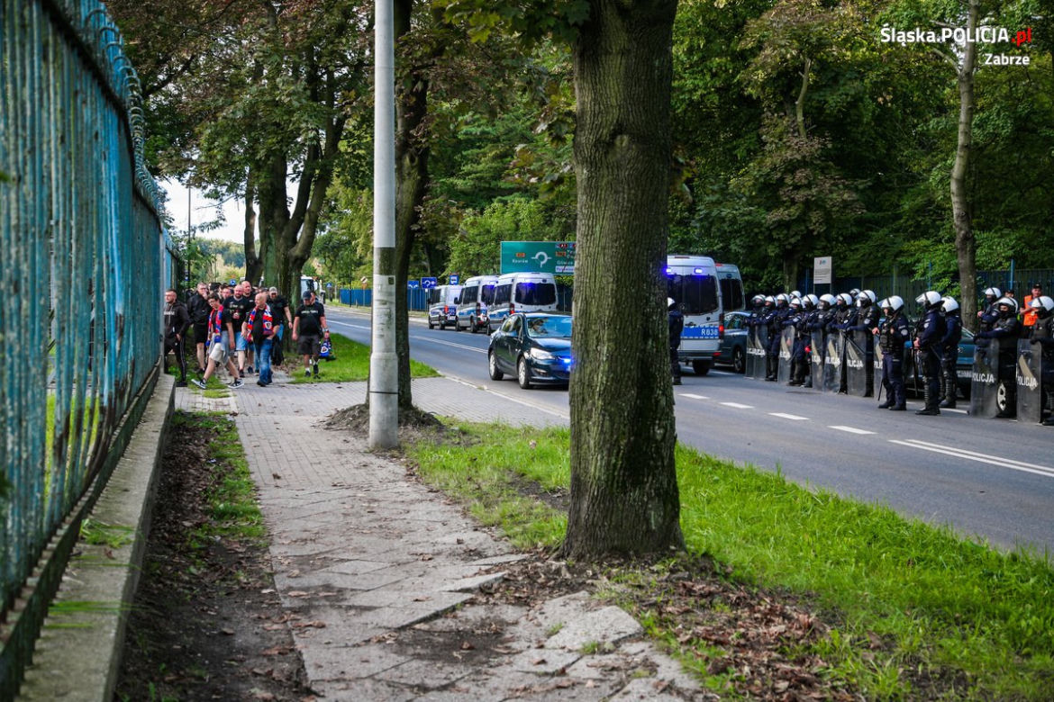 Policyjne zabezpieczenia meczu w Zabrzu