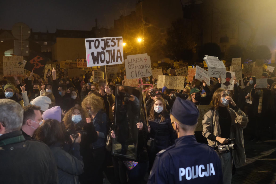 Strajk kobiet w Katowicach. Policja użyła gazu. Są zatrzymania [ZDJĘCIA]