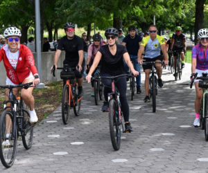 Marta Nawrocka wskoczyła na rower! Tak pierwsza dama wygląda poza Pałacem