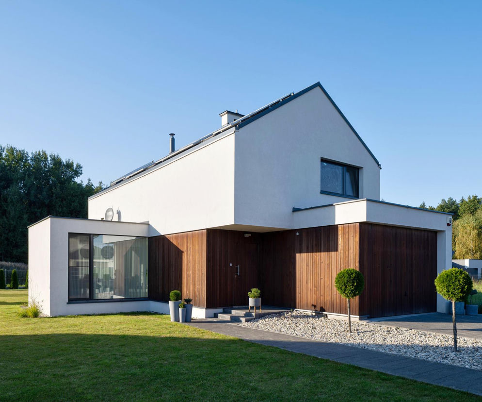 Nowoczesny dom z dwuspadowym dachem i trzema białymi kostkami. O tej architekturze przeczytasz na Muratordom.