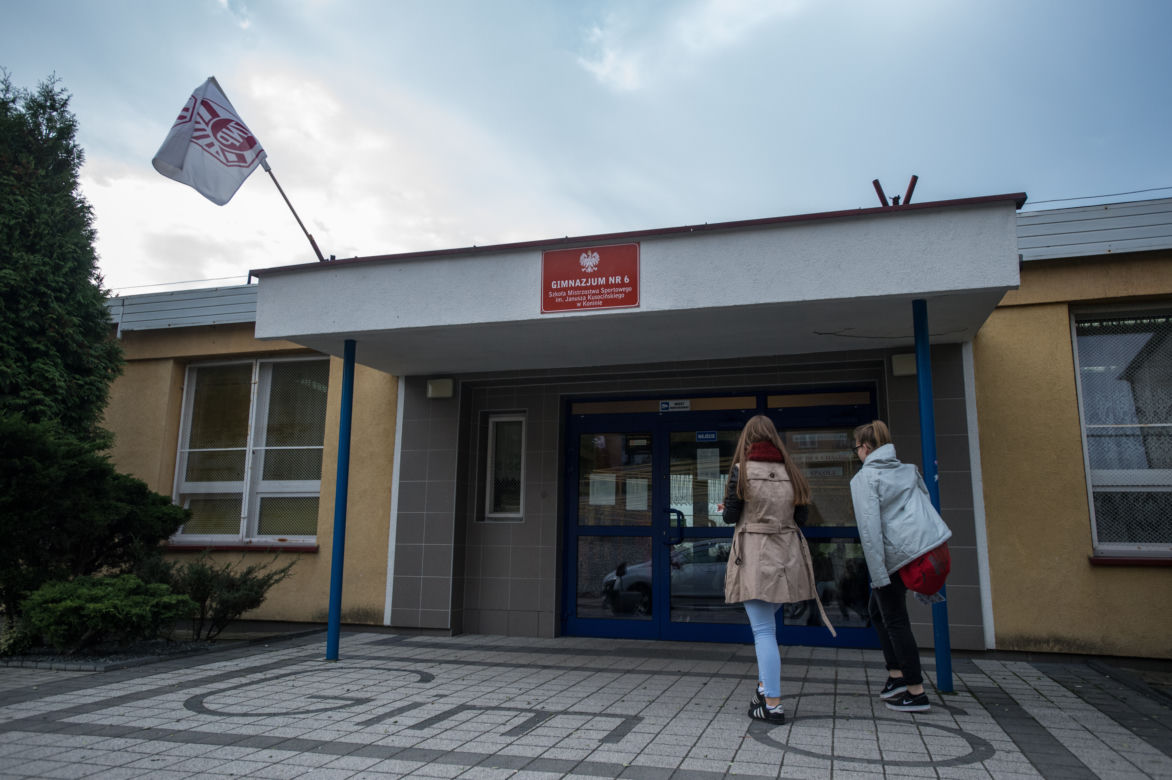 Trzy nastoletnie bestie skatowały Kubę w szkolnej toalecie